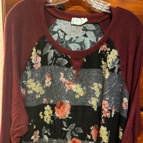 Maurices 24/7 Berry Floral Raglan Sleeve Cozy Baseball Tee size 3x - Picture 2 of 2